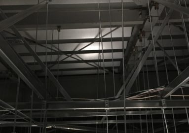 千葉市内某施設内金物取り付けによる改修工事天井裏　金物用下地施工工事　(地上６M～７Mでの工事)