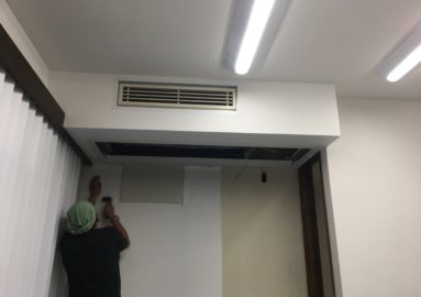 東京都内某事務所　空調機入れ替えによる軽鉄・ボード・クロス・塗装工事