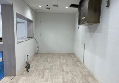 大森某ビル内フィットネススタジオ　解体・内装・ガラス設置工事